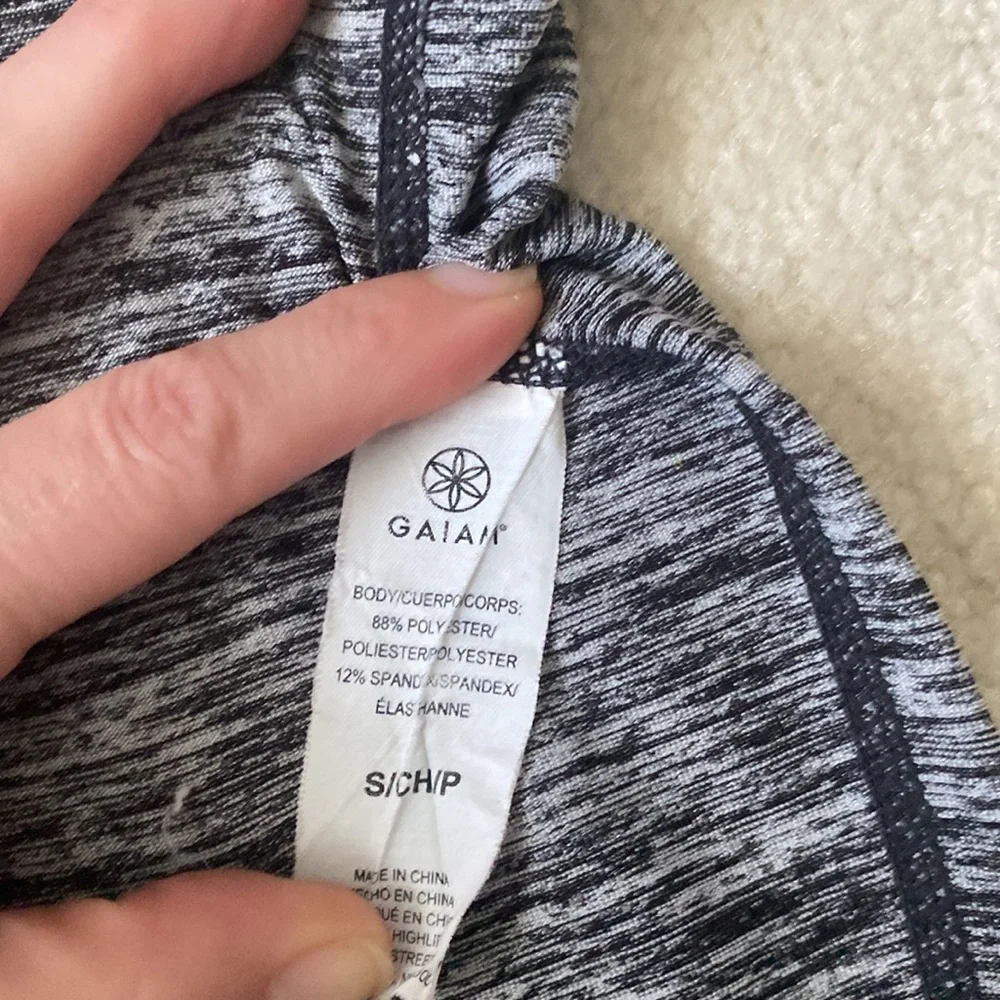 GAIAM Reversible Capris - Picture 7 of 8